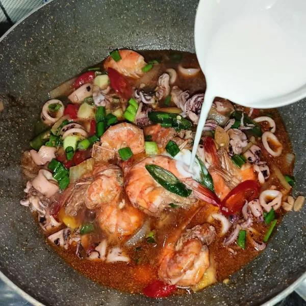 Terakhir tuang larutan maizena dan aduk-aduk sampai saus sedikit mengental. Koreksi rasanya dan siap disajikan.