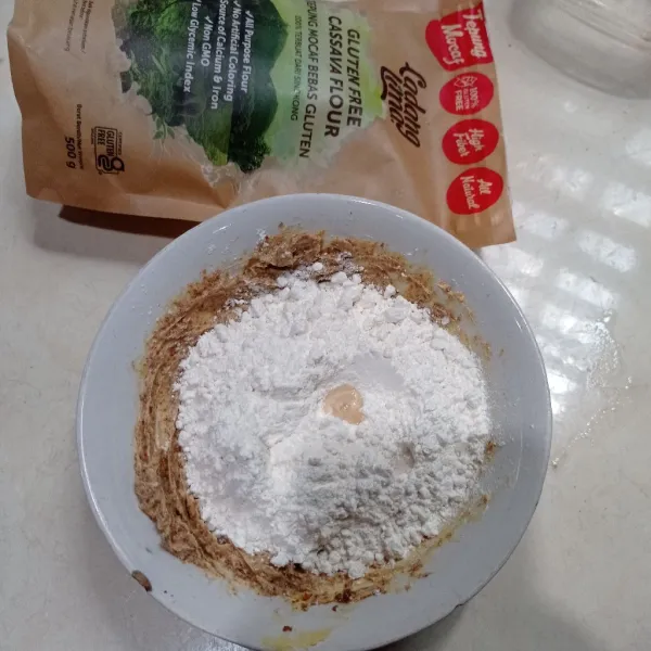 Masukan tepung mocaf ladang lima, garam, pasta vanila, dan susu cair aduk sampai adonan dapat dibentuk.