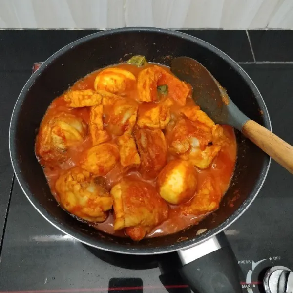 Masak hingga bumbu meresap dan air menyusut. Kemudian, angkat.