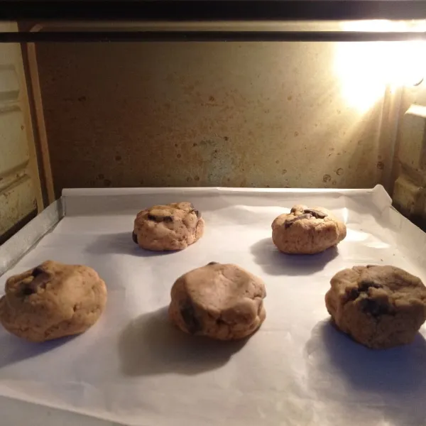 Panggang pada suhu 180 derajat selama 20-25 menit.