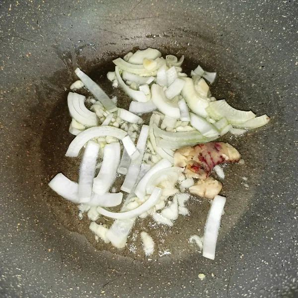 Tumis bawang bombay, bawang putih dan jahe sampai harum.