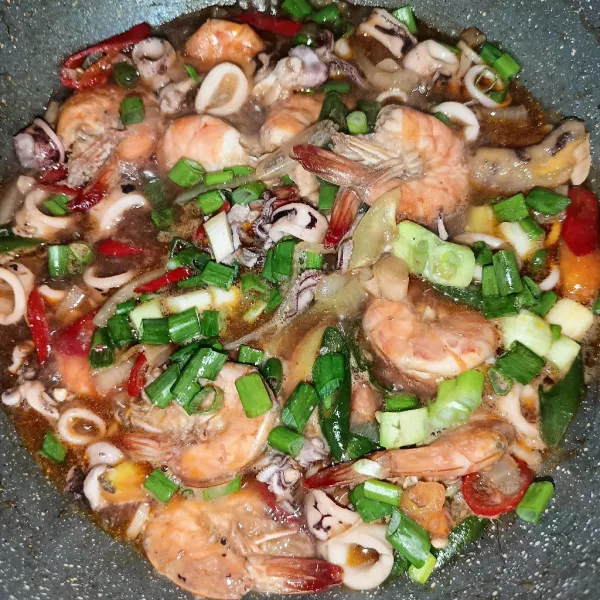 Masak sampai matang, lalu tambahkan irisan daun bawang dan aduk rata.