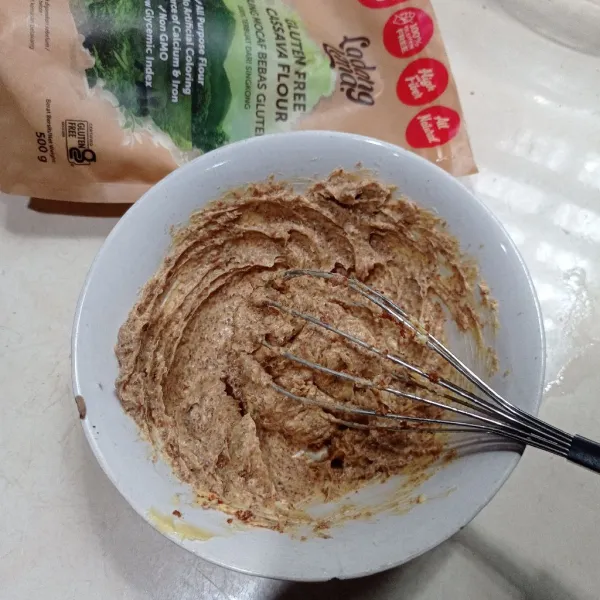 Aduk menggunakan whisk hingga rata.