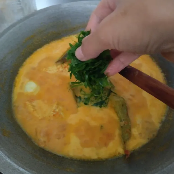 Masukkan daun kunyit yang sudah diiris dan direndam dalam air mendidih sekitar 5 menit