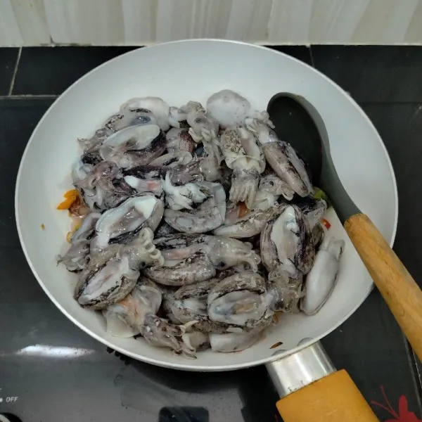 Kemudian masukkan cumi, aduk rata bersama bumbu.