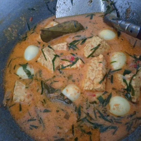Tambahkan garam dan masak sampai berminyak, lalu salin ke dalam mangkuk