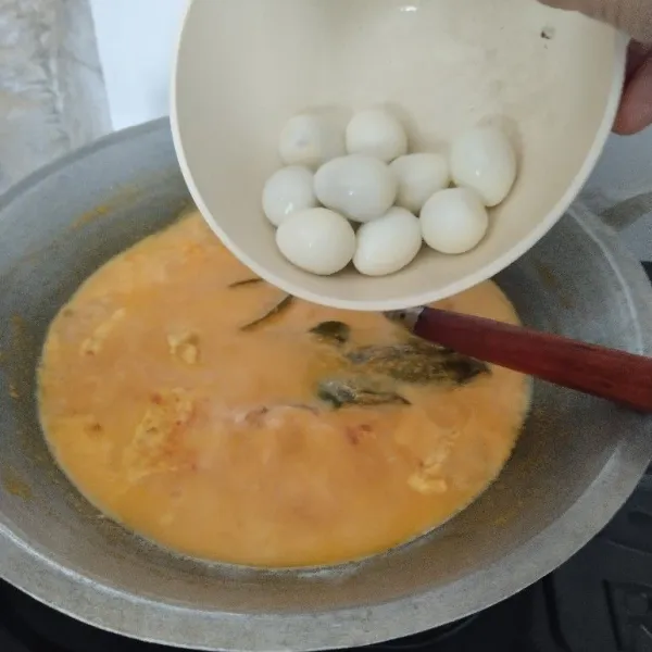 Masukkan telur puyuh