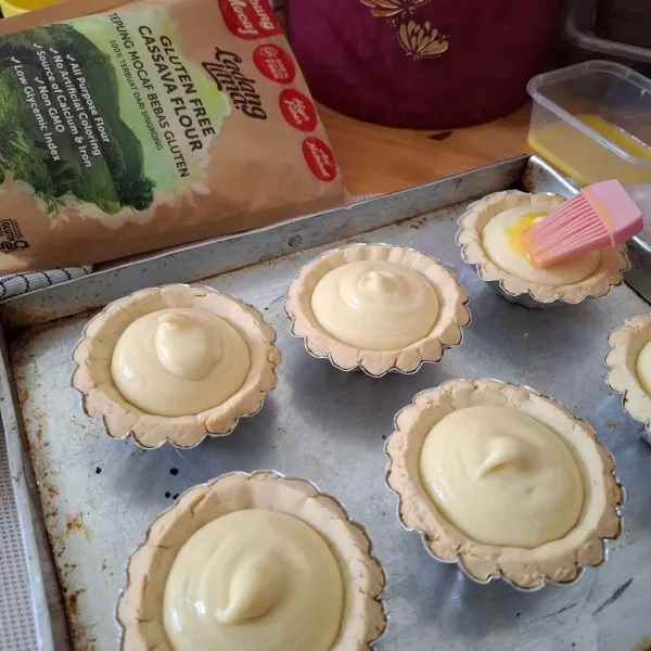 Kemudian masukkan isian. Lapisi dengan kuning telur