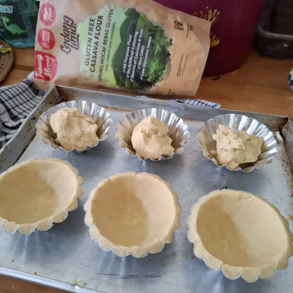 Kemudian bagi adonan dan cetak ke dalam cetakan pie. Oven hingga kulit tdk basah dan sebelum kecoklatan