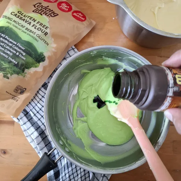 Ambil sedikit adonan isisan, beri perisa pandan. Selanjutnya masukkan semua bahan isian kedalam plastik segitiga. Simpan dalam lemari es sembari menunggu proses pembuatan pie crust