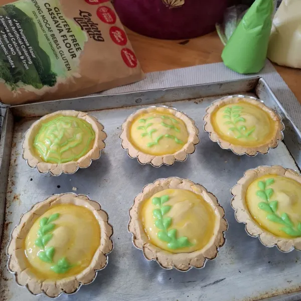 Terakhir, beri corak dari isian berperisa paandan dan oven kembali hingga matang