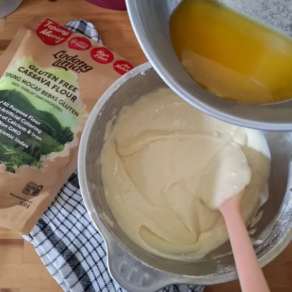 Kemudian masukkan butter yang sudah dilelehkan terlebih dahulu