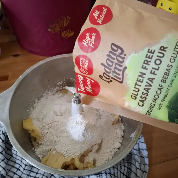 Campur semua bahan isian. Chopper hingga tekstur lembut dan halus