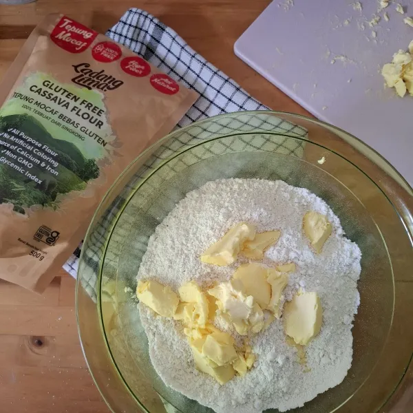 Campurkan tepung cassava dan butter (dalam kondisi dingin). Uleni hingga tekstur seperti pasir
