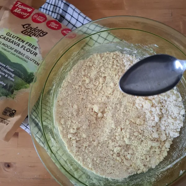 Selanjutnya tambahkan air dingin sedikit demi sedikit sampai didapatkan adonan yang mudah untuk dipulung