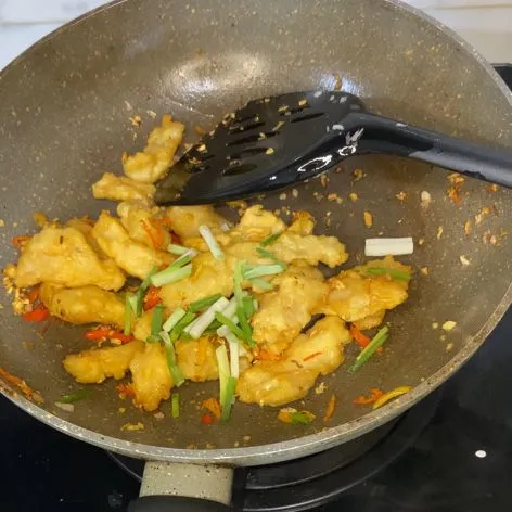 Masukkan daun bawang, aduk rata, dan siap disajikan.