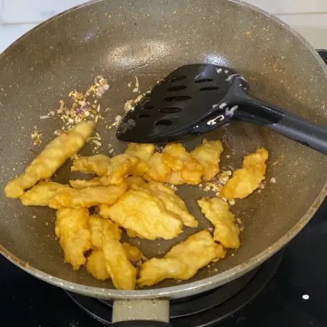 Masukkan ikan goreng dan koreksi rasa.