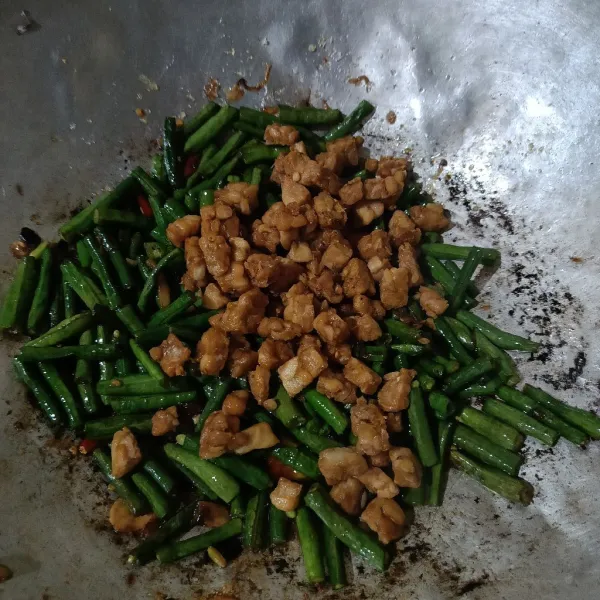 Tambahkan tempe yang sudah digoreng tadi, aduk-aduk sampai tercampur rata.