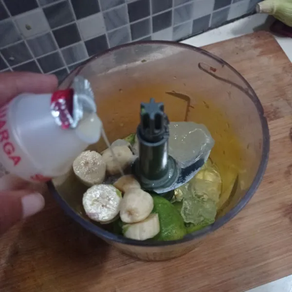 Tuang susu probiotik kedalam Chopper