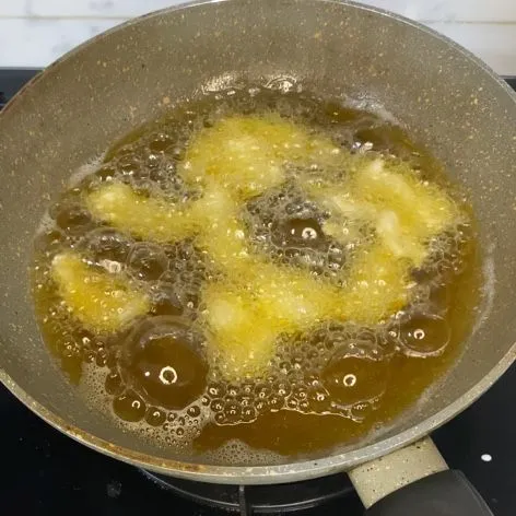 Goreng di api sedang sampai ikan matang.