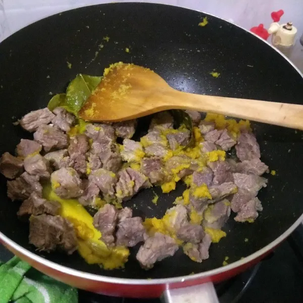 Kemudian masukkan daging dan aduk merata.