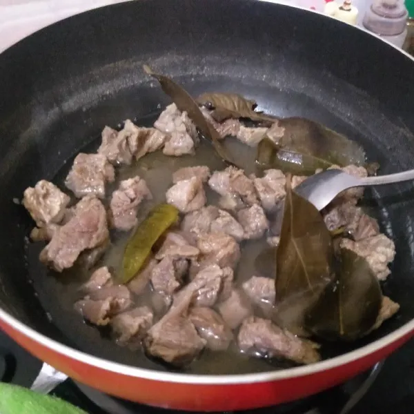 Rebus daging yang sudah dipotong kecil hingga empuk bersama daun salam dan daun jeruk. Disini airnya saya buang dan ganti dengan yang baru.