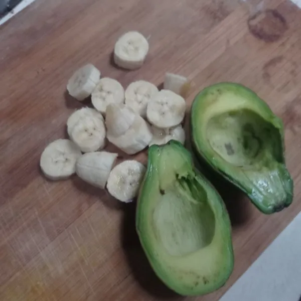 Siapkan pisang dan alpukat potong potong kecil