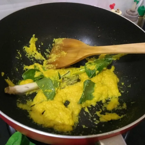 Tumis bumbu halus sampai wangi, lanjut masukkan sereh, lengkuas daun salam dan jeruk, tumis seluruhnya hingga bumbu tanak.