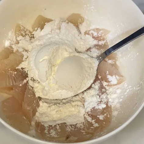 Campurkan tepung terigu, tepung beras, baking powder ke ikan dori.