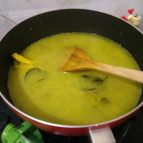 Tuang 1 liter air atau lebih boleh, bumbui gula, garam, kaldu bubuk, tunggu mendidih kemudian cicipi.