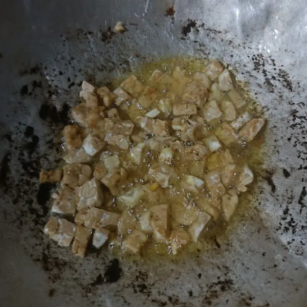 Potong dadu tempe, kemudian goreng sampai matang.
