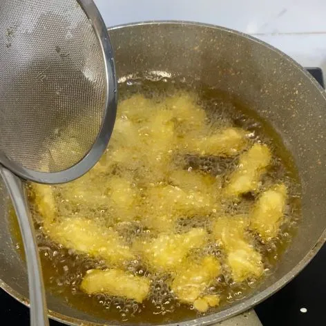 Goreng kembali ikan di api besar sampai berubah keemasan.