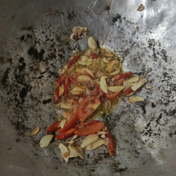 Masukkan tomat, tumis sampai layu.