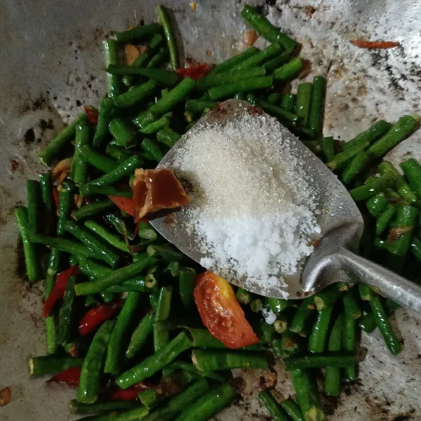 Tambahkan gula pasir, gula merah, garam dan kaldu kemudian aduk-aduk sampai merata. Tumis-tumis agar bumbu agak meresap.