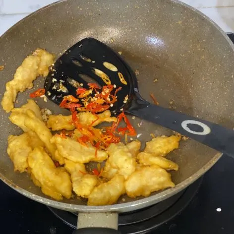 Masukkan cabai rawit, aduk rata.