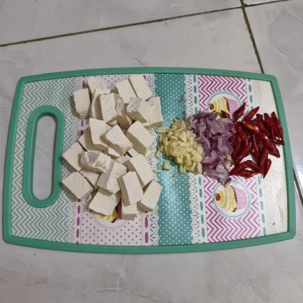 Potong bawang merah, bawang putih, cabai keriting, dan tahu.