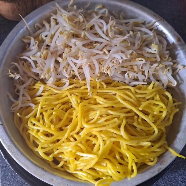 Rebus Mie dan Tauge.