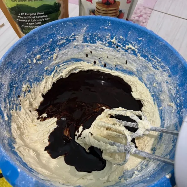 Tambahkan coklat dan margarin, aduk merata