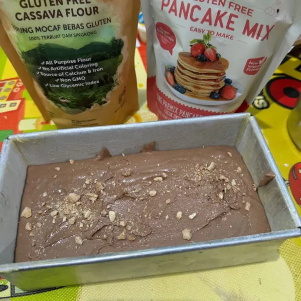 Tuang kedalam loyang brownis yang sudah diolesi margarin dan tepung