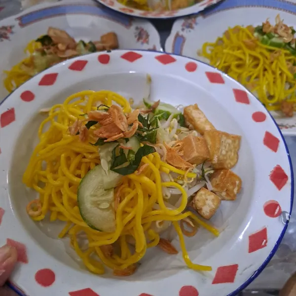 Susun di piring atau mangkok mie, kol , kacang tanah,tahu,timun , ketupat/lontong, bawang goreng, seledri lalu siram dengan kuah.
