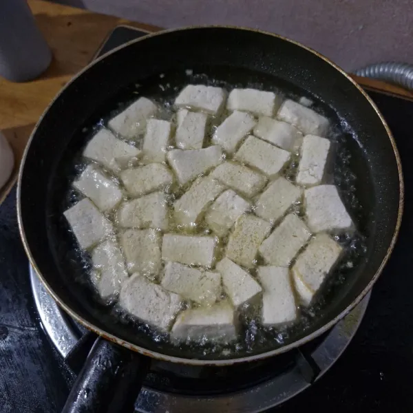 Goreng tahu, lalu tiriskan.