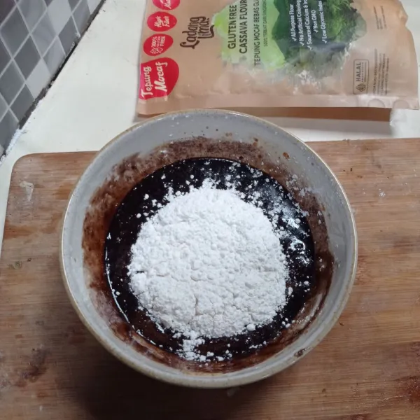 Masukan tepung mocaf ladang lima, garam dan pasta vanila