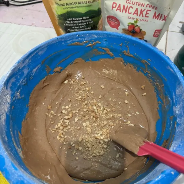 tambahkan kacang mete bubuk, aduk kembali