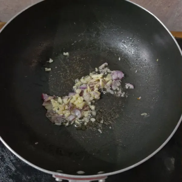 Tumis bawang merah dan bawang putih hingga harum.