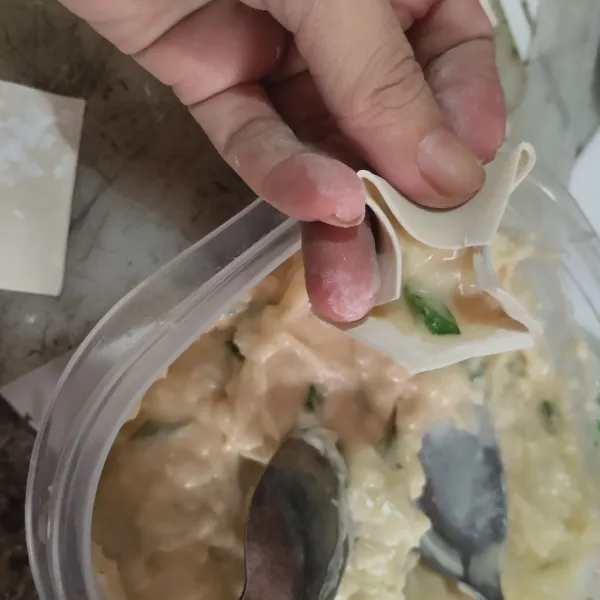 Masukan adonan ke dalam kulit pangsit dan lipat