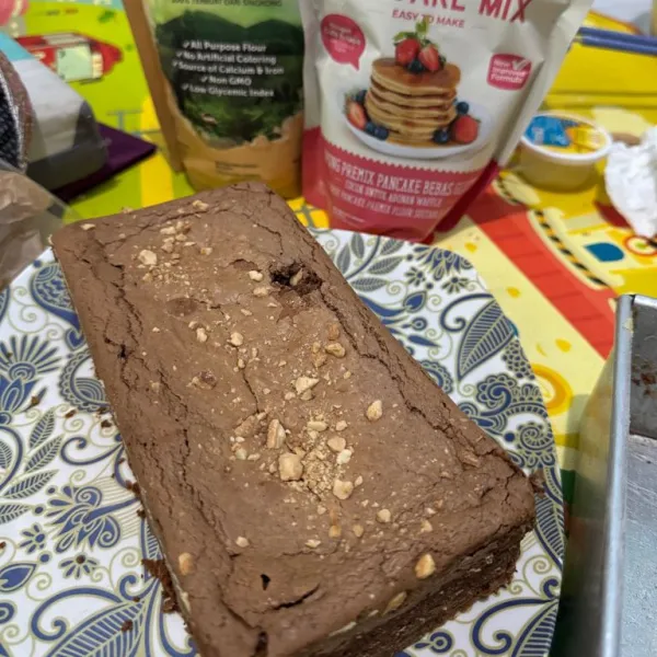 Setelah matang keluarkan kue brownis dari loyang dan sajikan