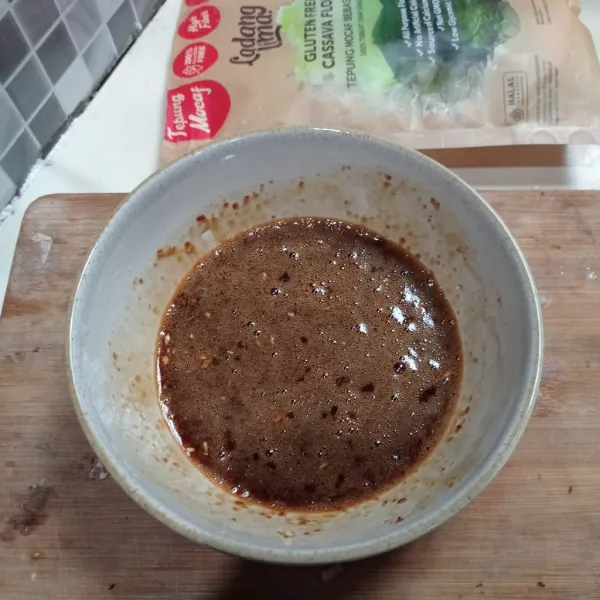 Kocok telur dan gula palem sampai gula larut