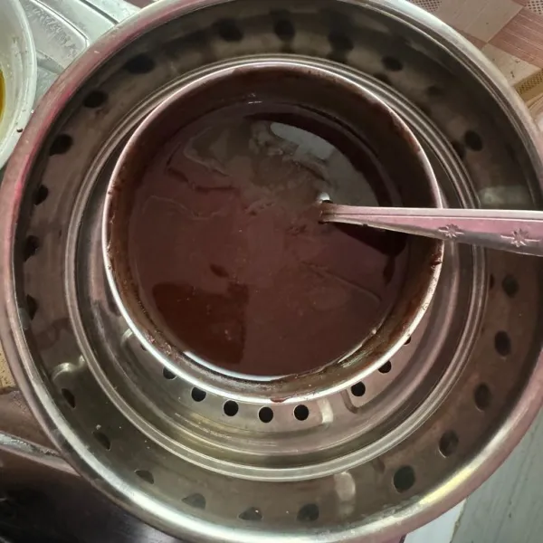 Tim potongan coklat dan margarin sampai mencair dan tercampur