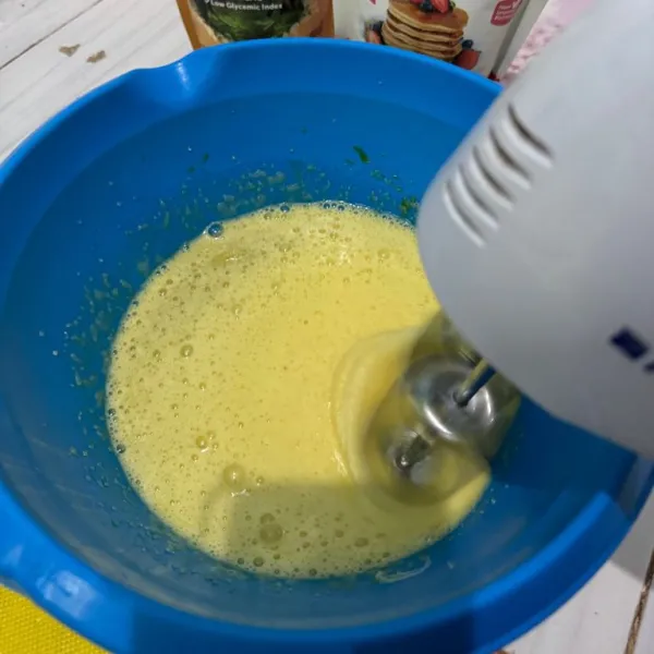 Dalam wadah lain mixer 4 butir telur bersama gula pasir dan SP sampai mengembang dan kaku
