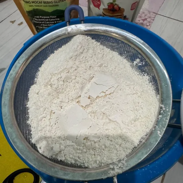 tambahkan tepung mocaf, tepung pancake, susu bubuk dan coklat bubuk sambil diayak agar butiran nya halus
